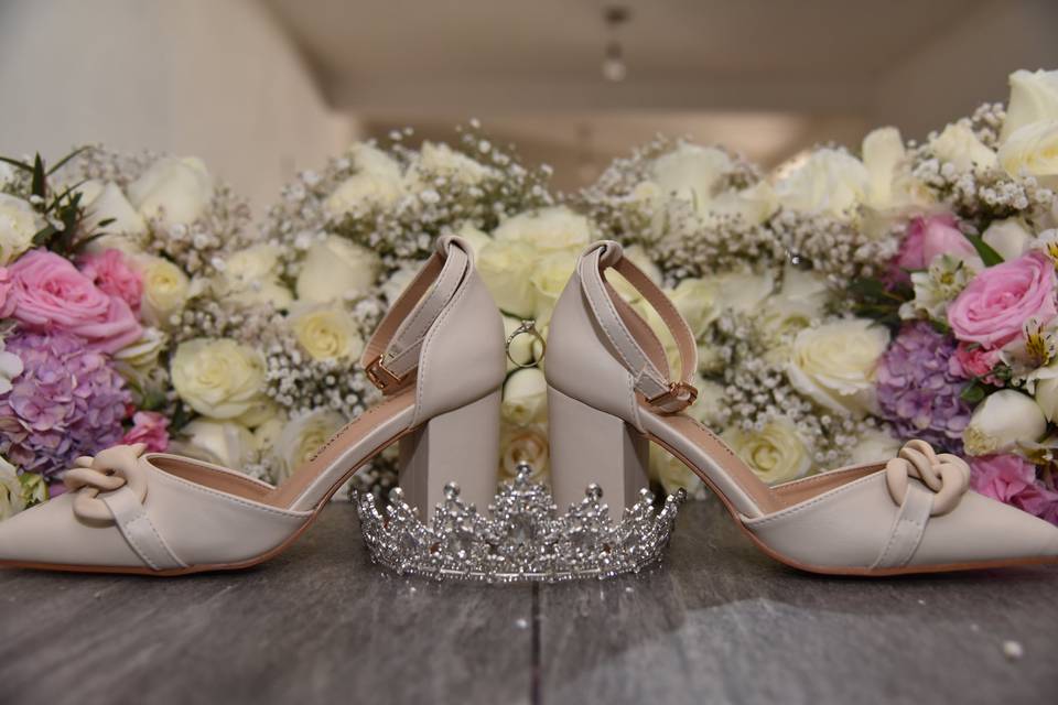 Zapatillas y tiara