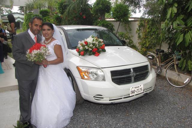 Novios llegando a la recepción