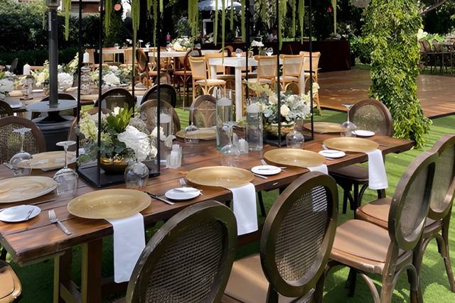 Mesas con arreglos florales altos