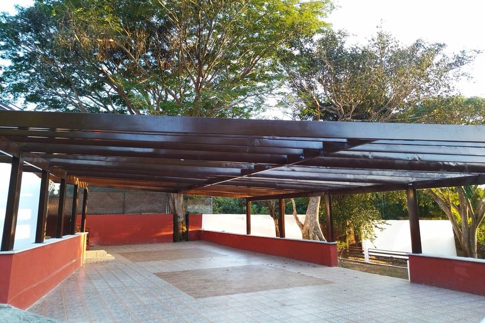 Terraza rodeada de árboles