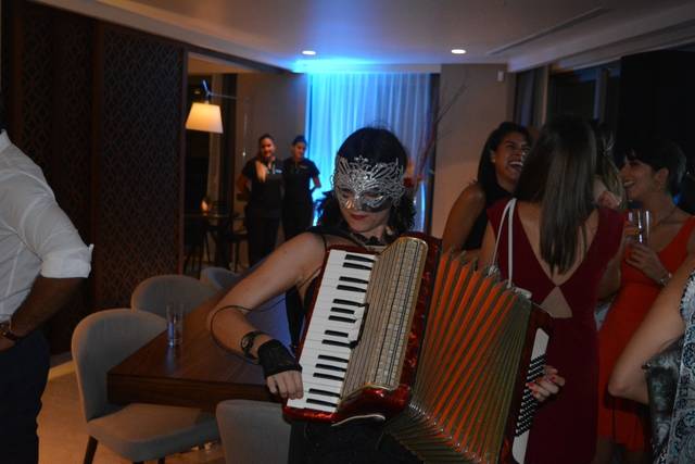Tocando el acordeón en una fiesta