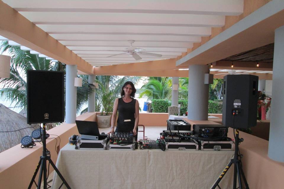 DJ en la mesa con su equipo de sonido