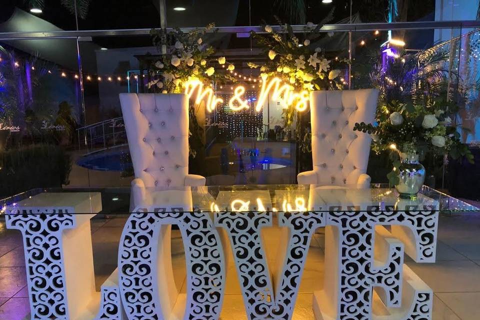 Mesa de novios con letras de love