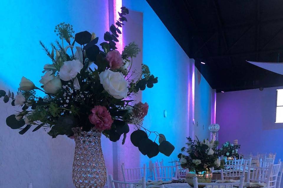 Centro de mesa con flores blancas