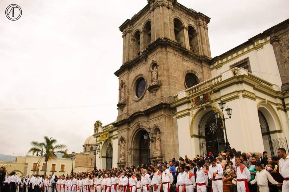 Iglesia con personas fuera