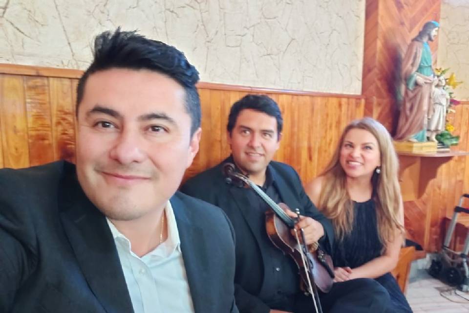 Soprano, pianista y violinista