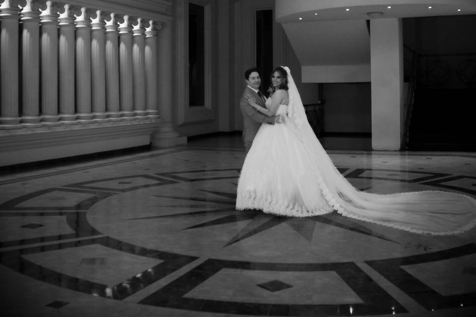 Novios posando