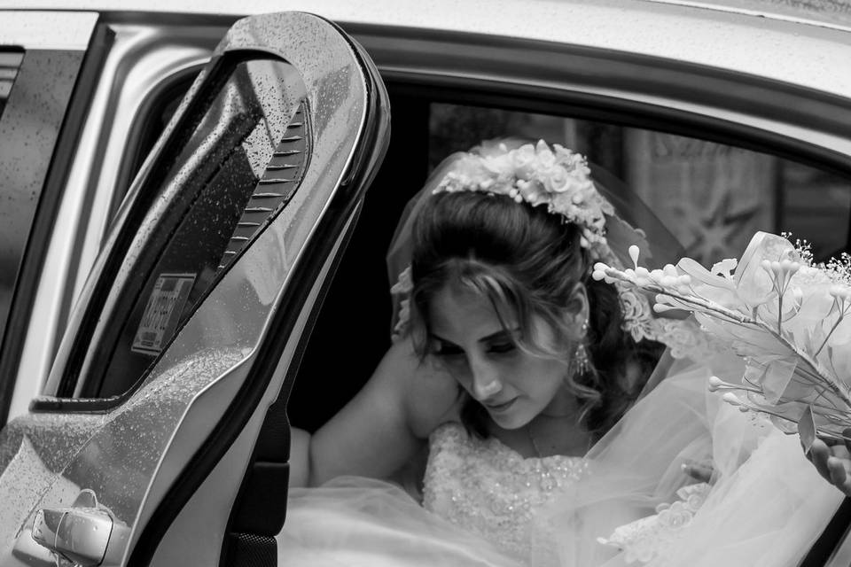 Novia bajando del carro