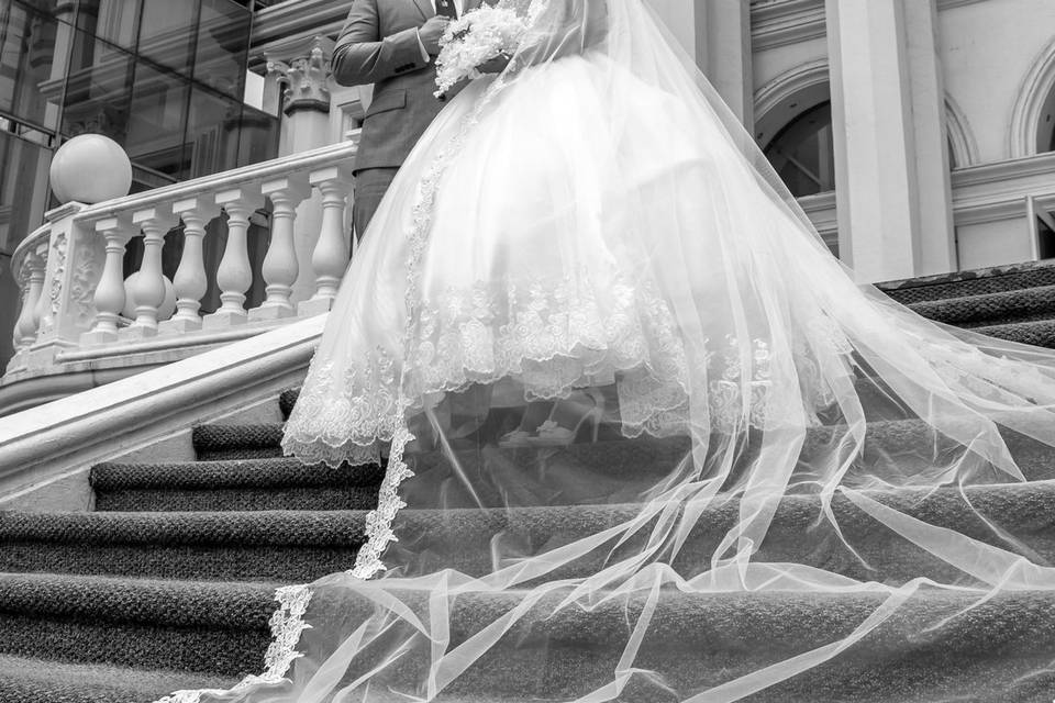 Novios posando en las escaleras