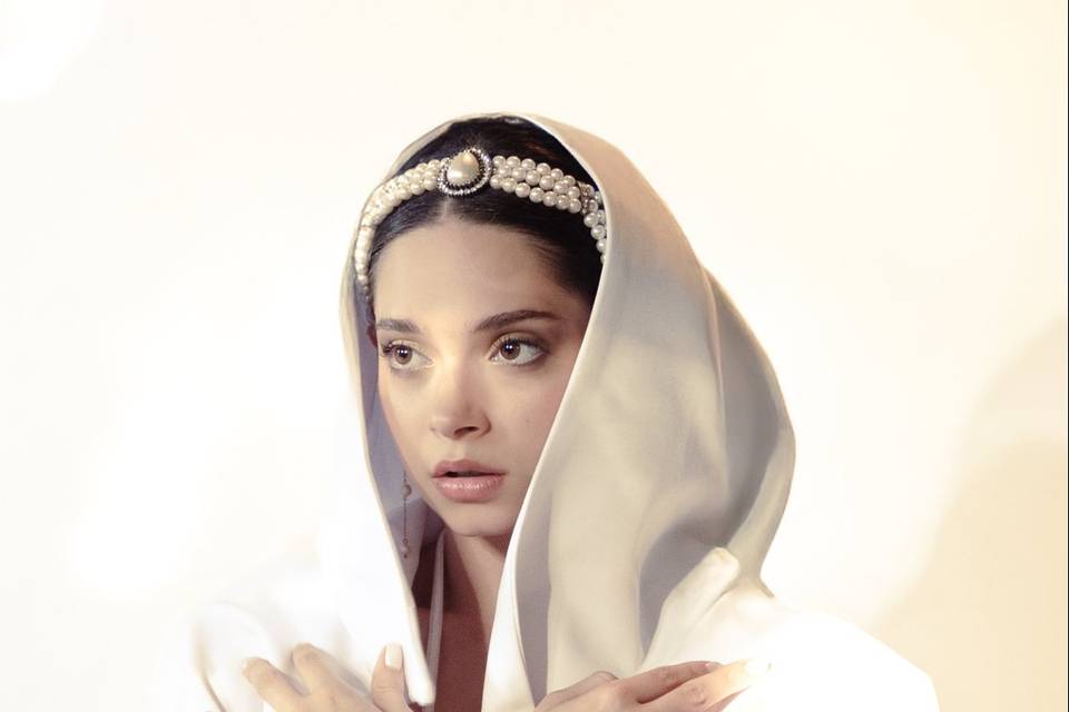 Novia con capa y tocado