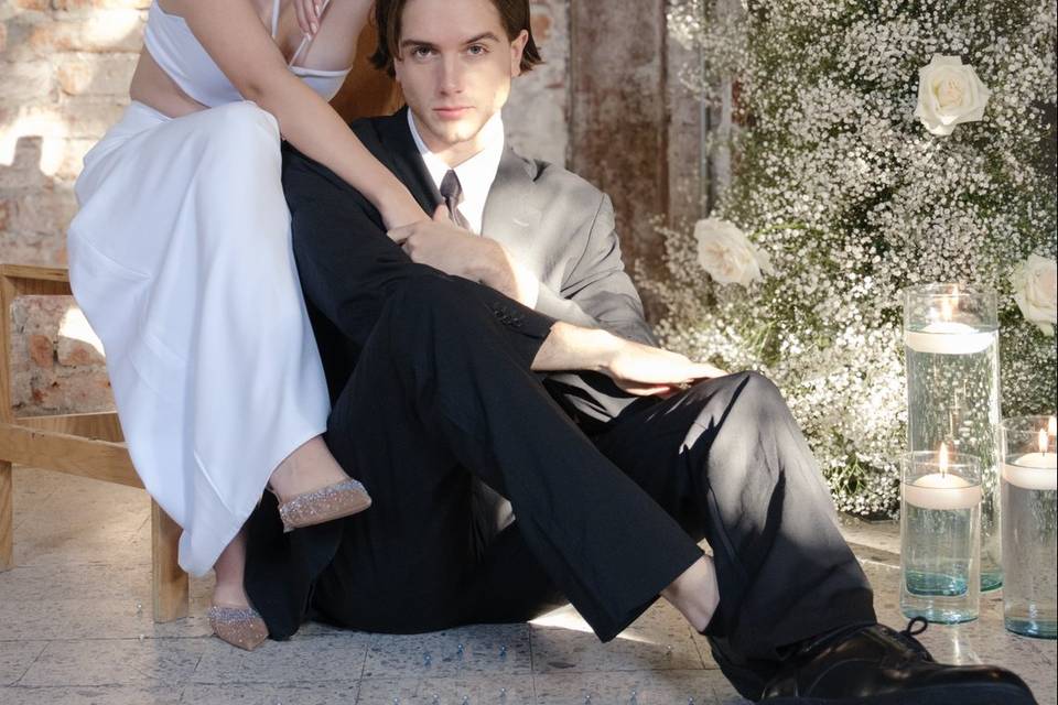Novios posando en el suelo