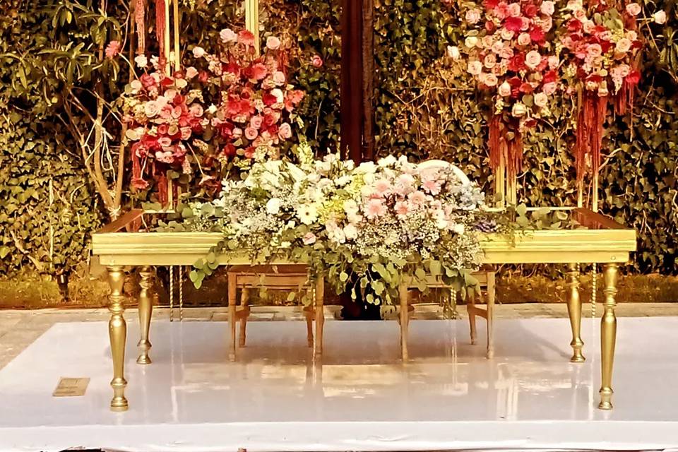 Mesa principal con flores