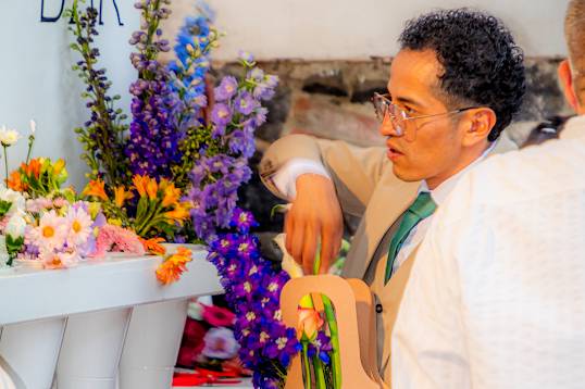 Invitado en bar de flores