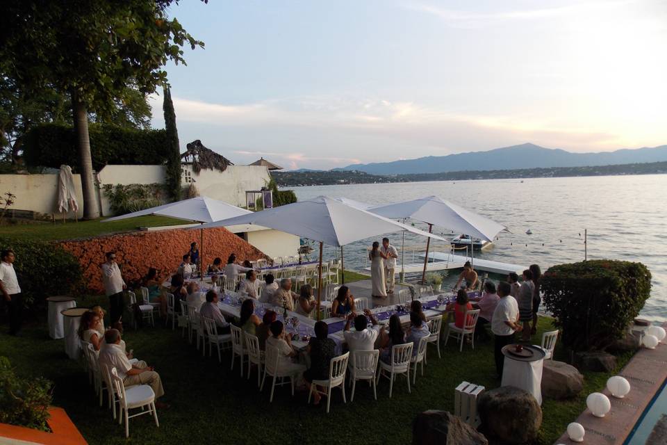 Llegada de los novios en barco