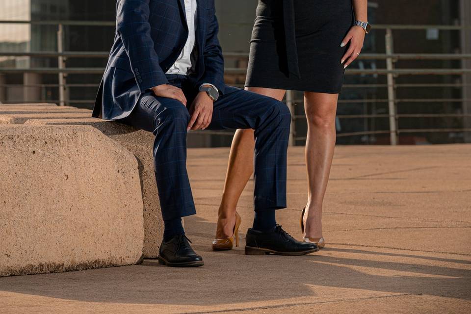 Pareja posando frente a un edificio