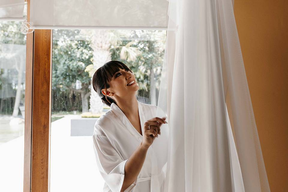Novia agarrando su vestido