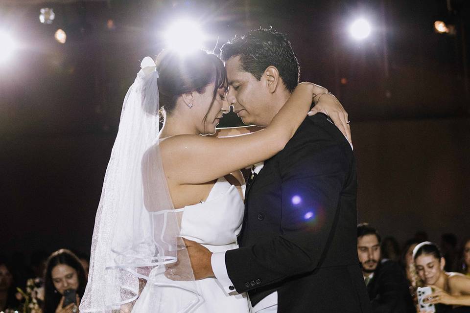 Novios bailando abrazados