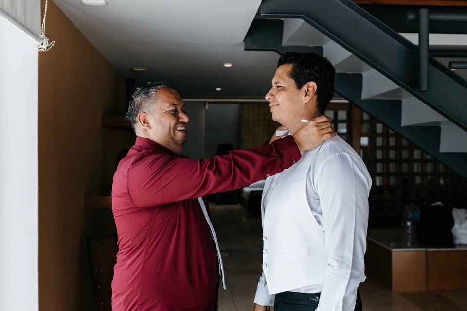 Acomodando el cuello del novio