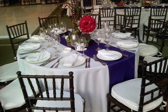 Montaje matel blanco con camino lila