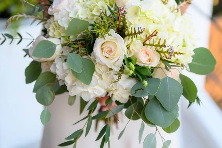 Ramo de novia con rosas blancas