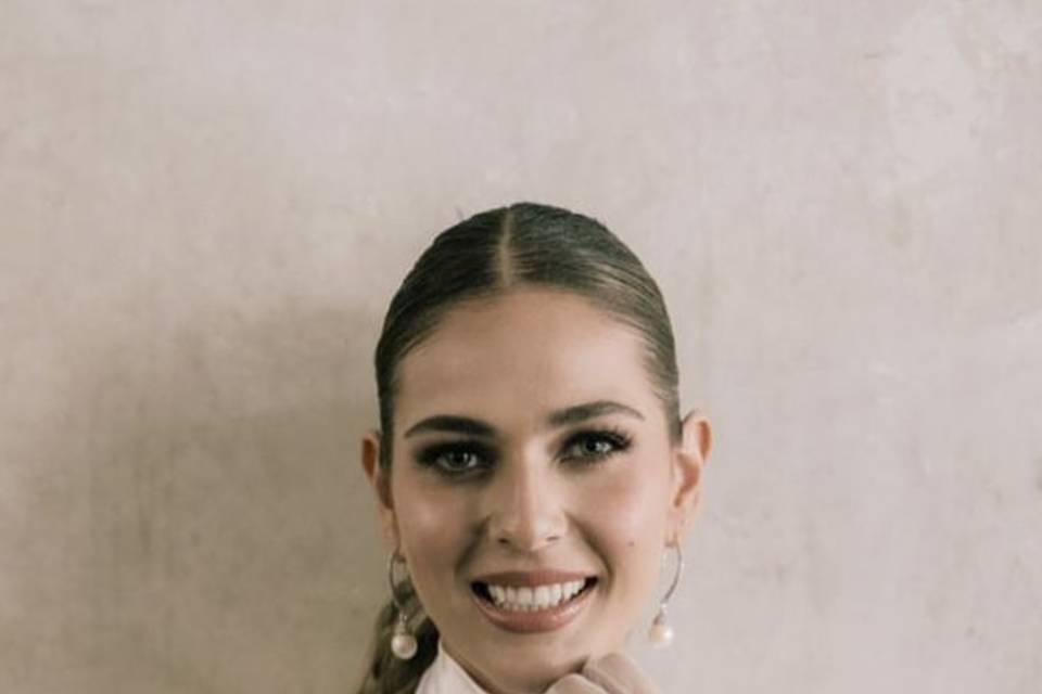 Novia sonriendo y con la mano en la barbilla