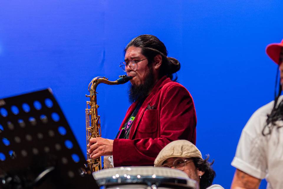 Tocando el saxofón