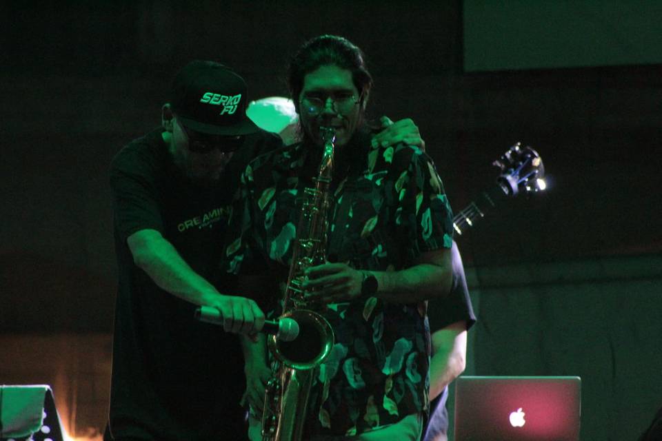 Saxofonista amenizando la fiesta