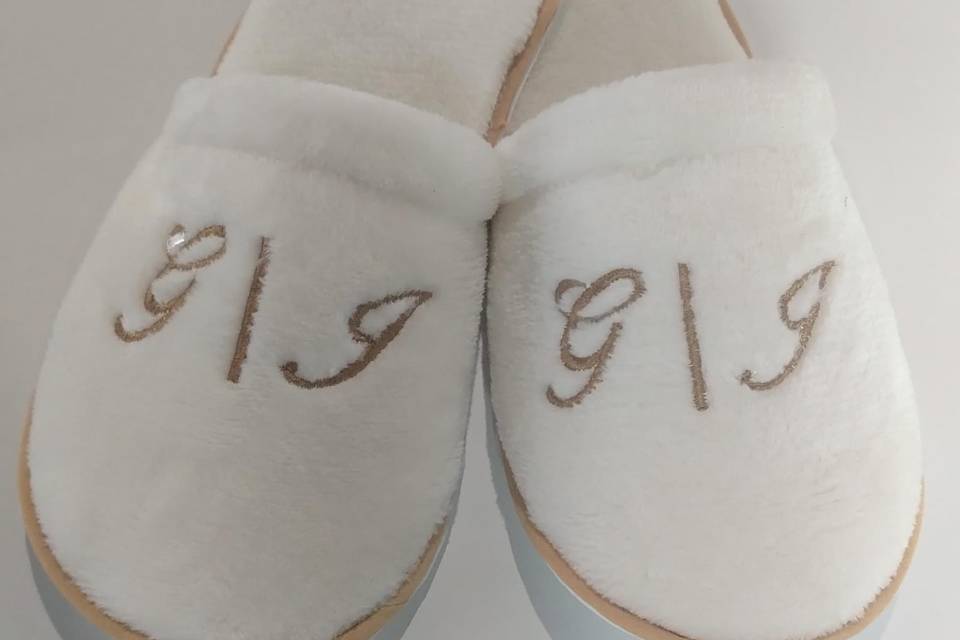 Pantuflas blancas con iniciales