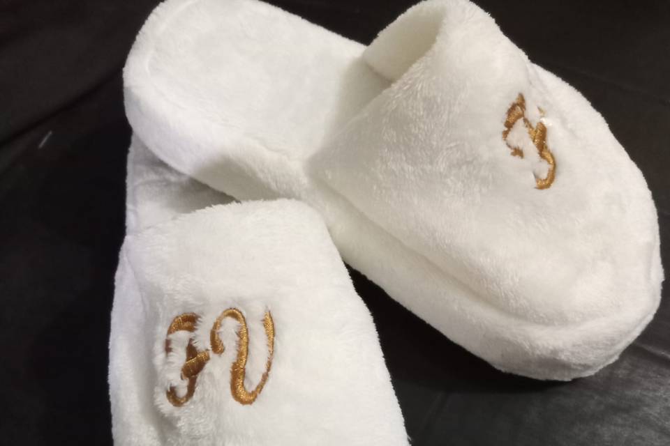 Pantuflas con iniciales doradas