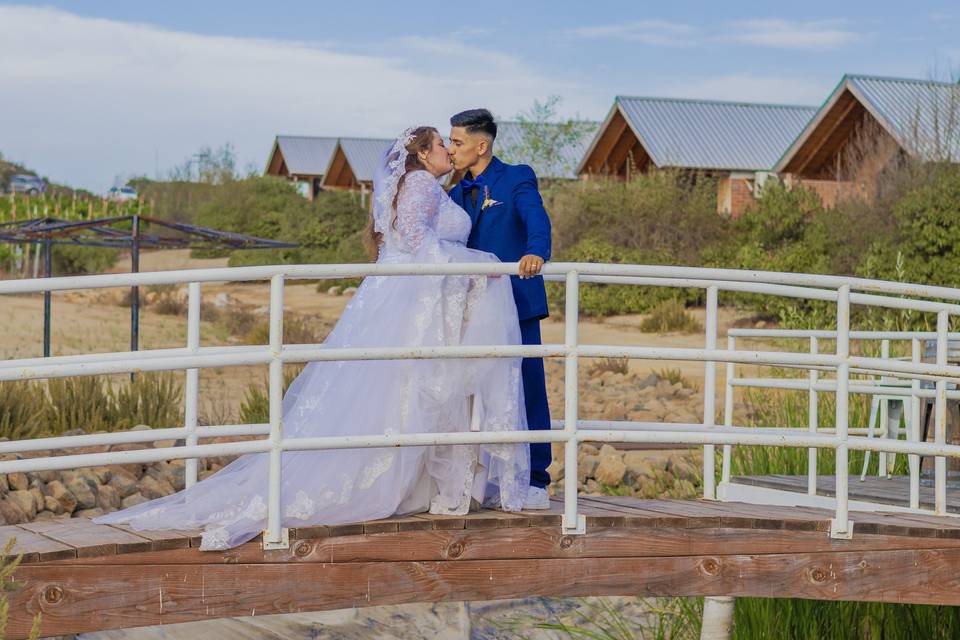 Novios besándose en un puente