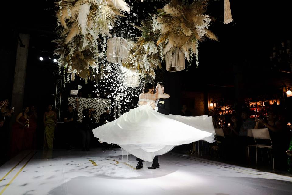 Novio cargando a la novia en la pista de baile