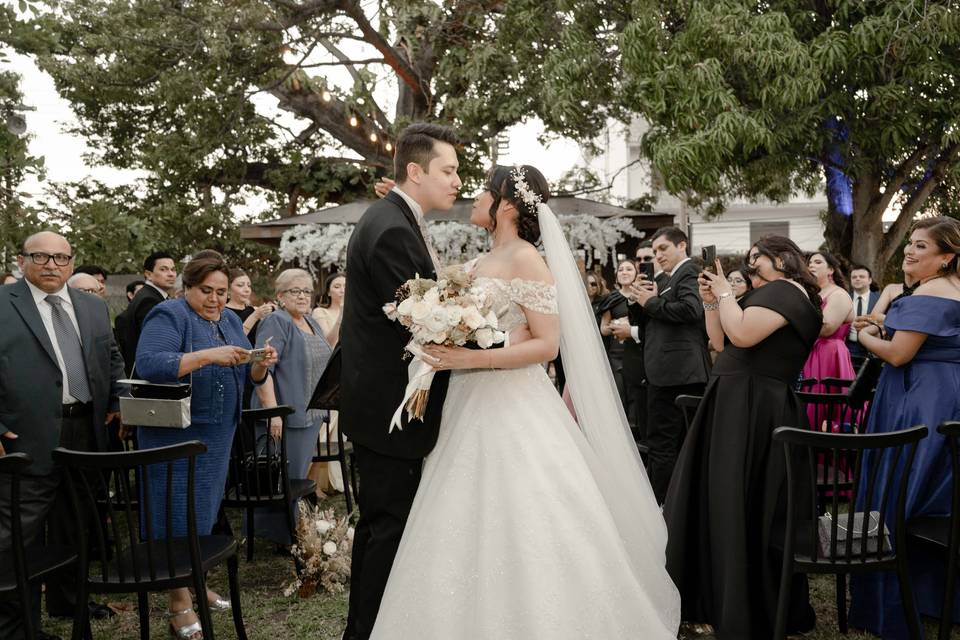 Novios posando frente a sus invitados