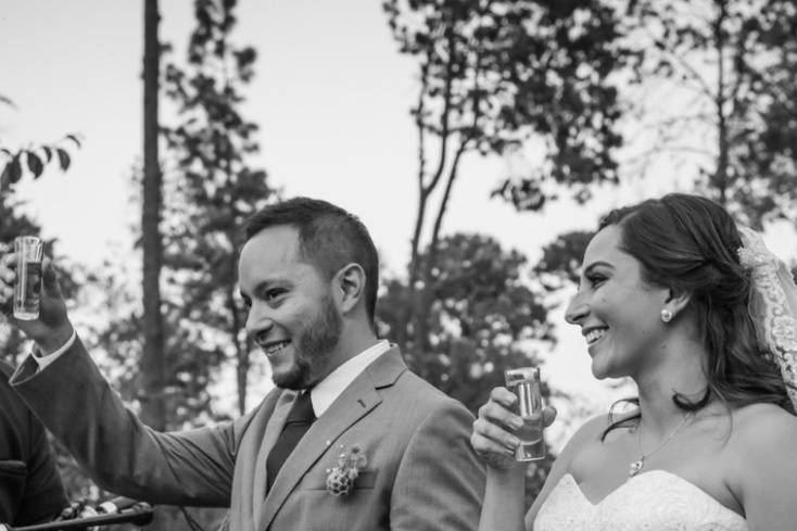 Novios haciendo un brindis