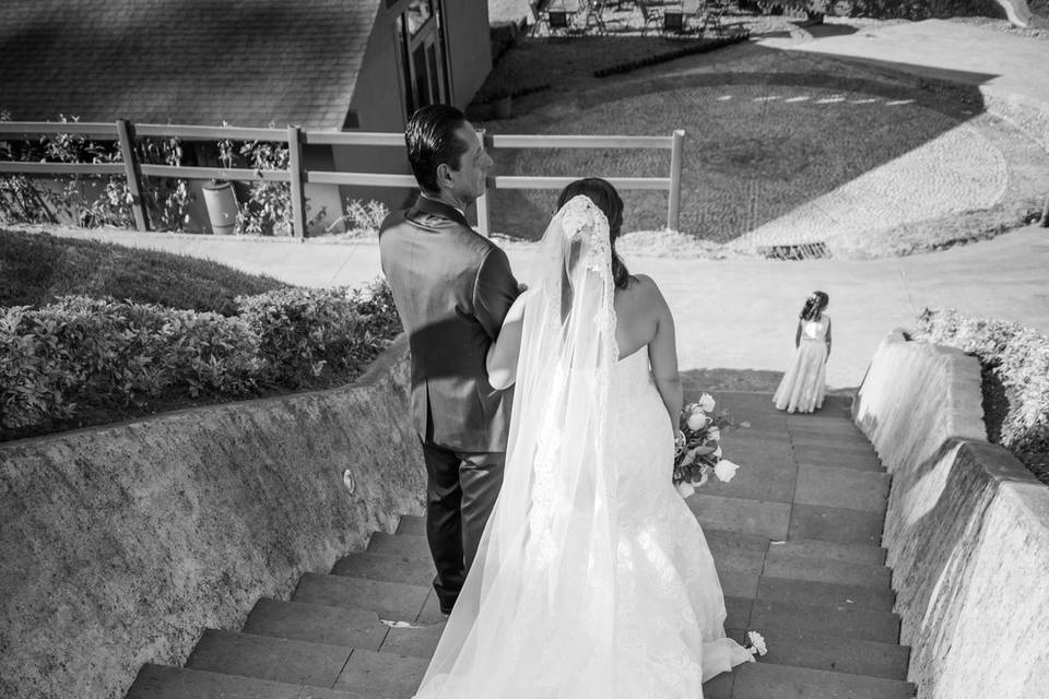 Novios bajando la escalera