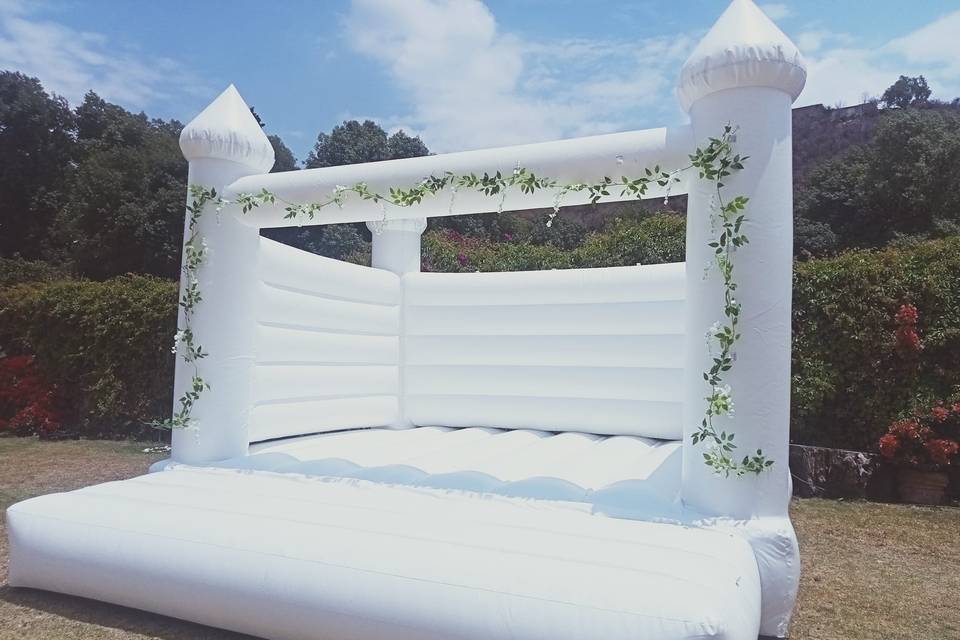 Inflable blanco decorado