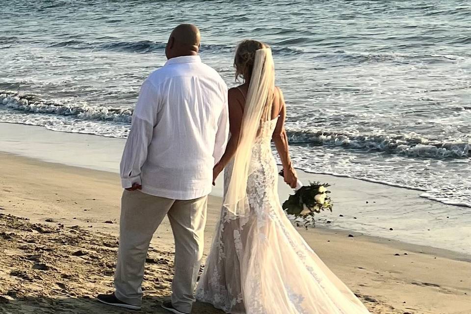 Novios caminando por la playa