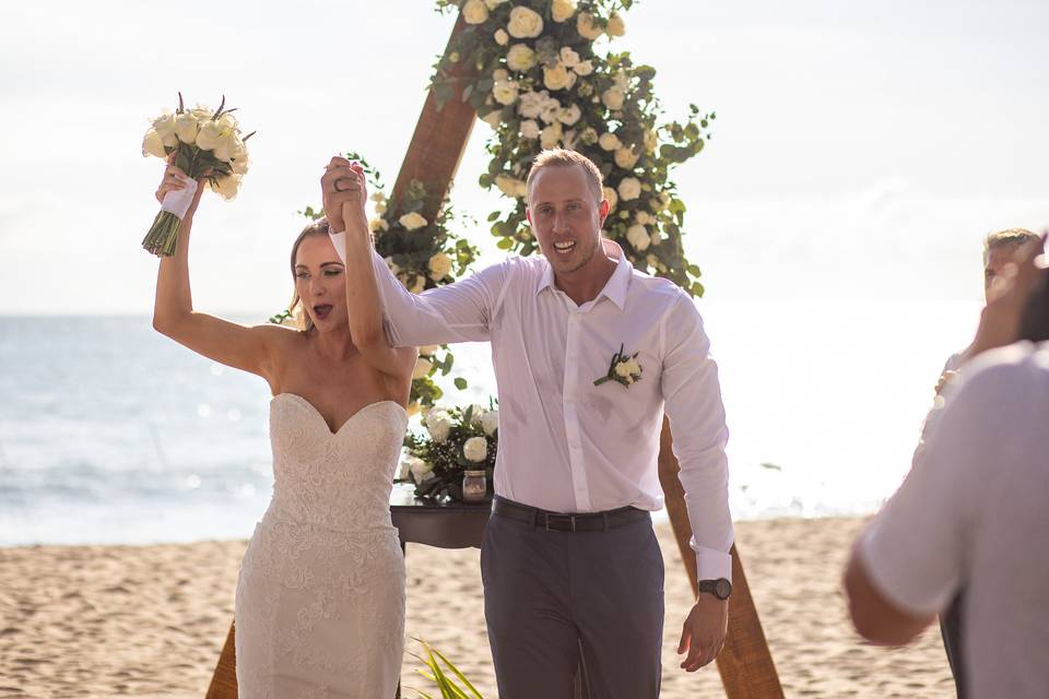 Novios celebrando su boda en la playa