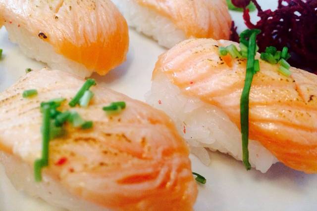 Nigiris de salmón flameado