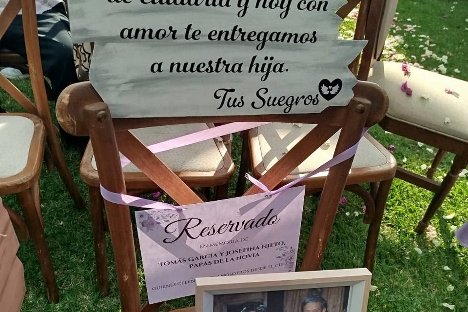 Memorial y letreros pajes