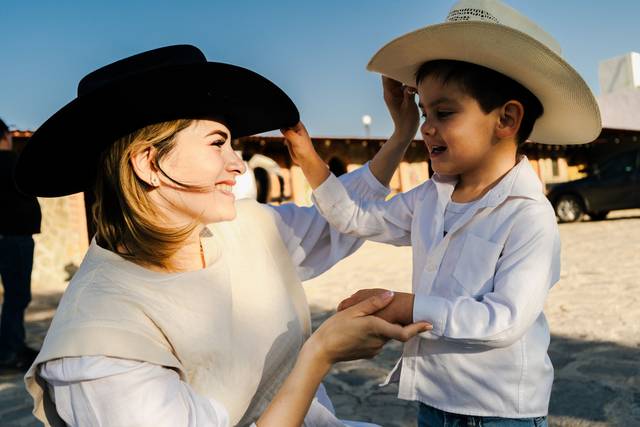 Niño con su mamá
