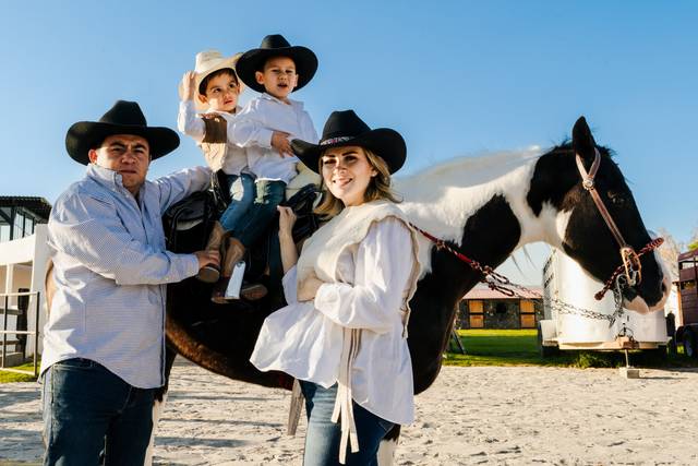 Pareja con sus dos hijos sobre un caballo