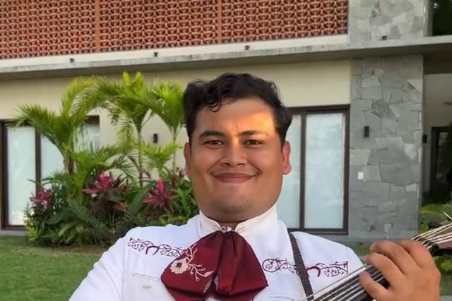 Mariachi con traje blanco