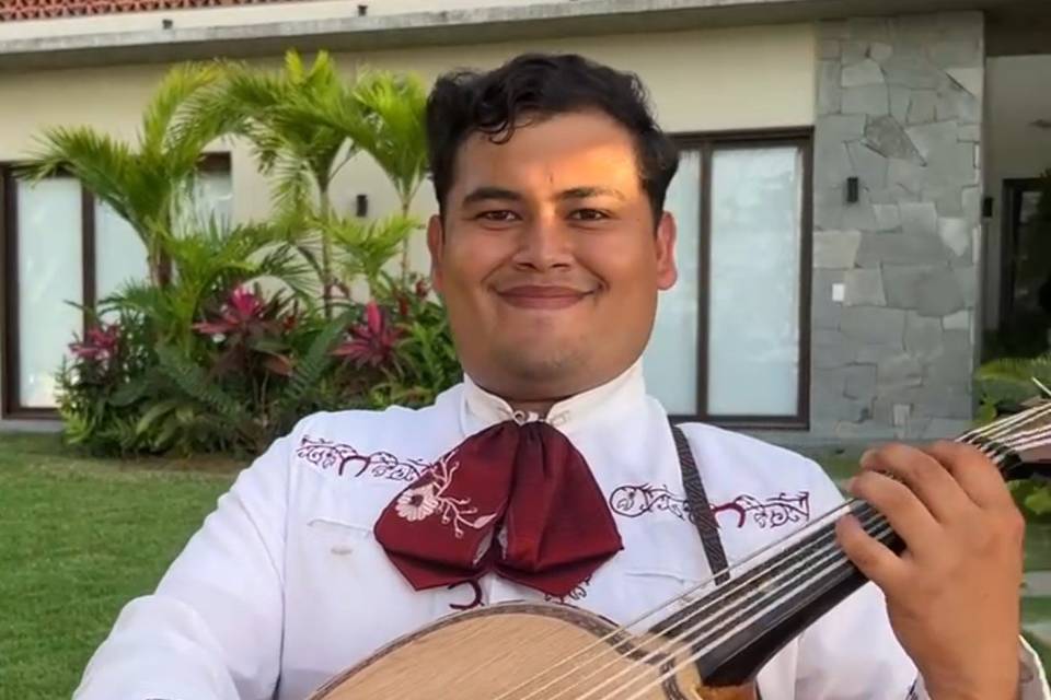 Mariachi con traje blanco