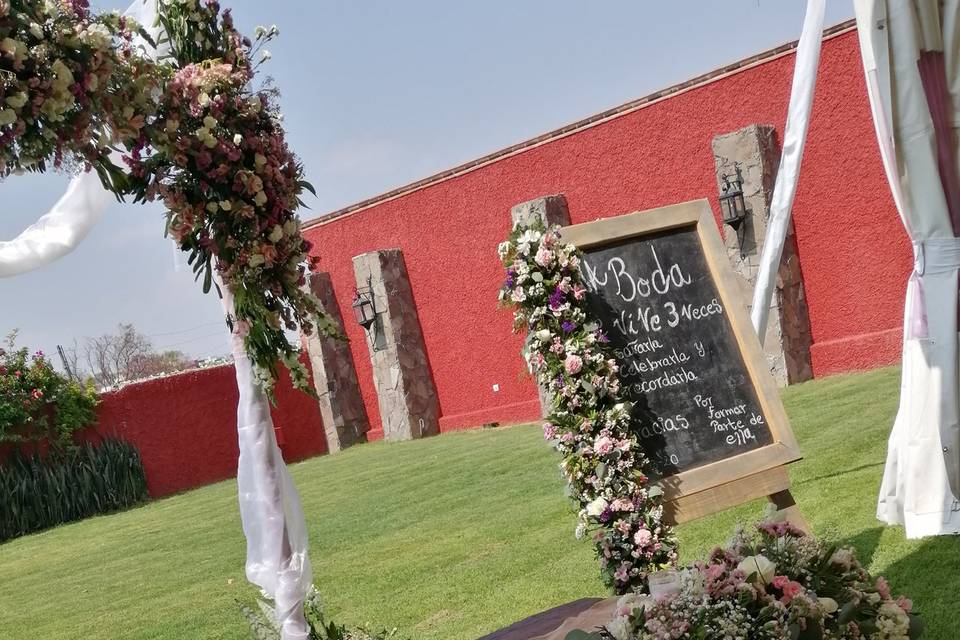 Mesa de novios y arco