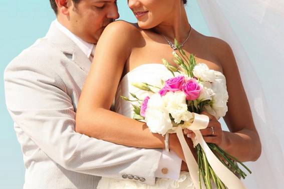 Tocado con flores blancas