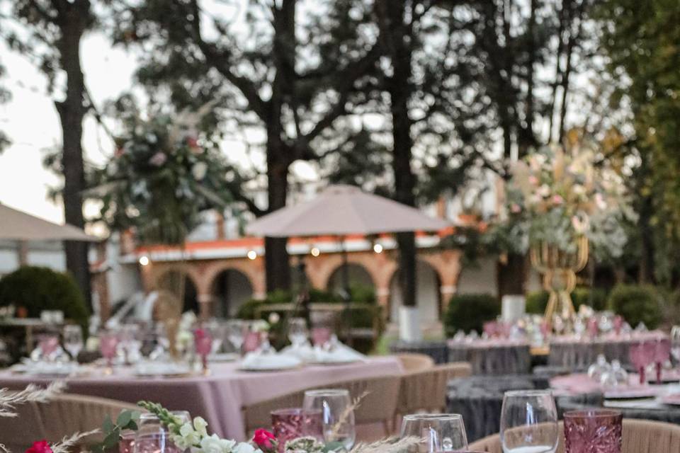 Mesa decorada en tonos rosas