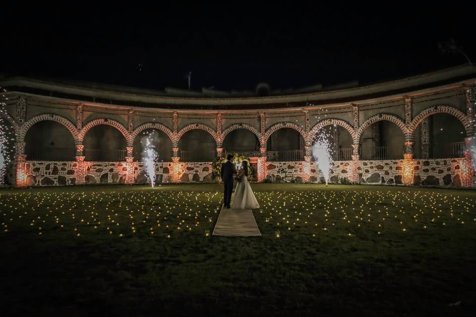 Pareja posando en el jardín de noche