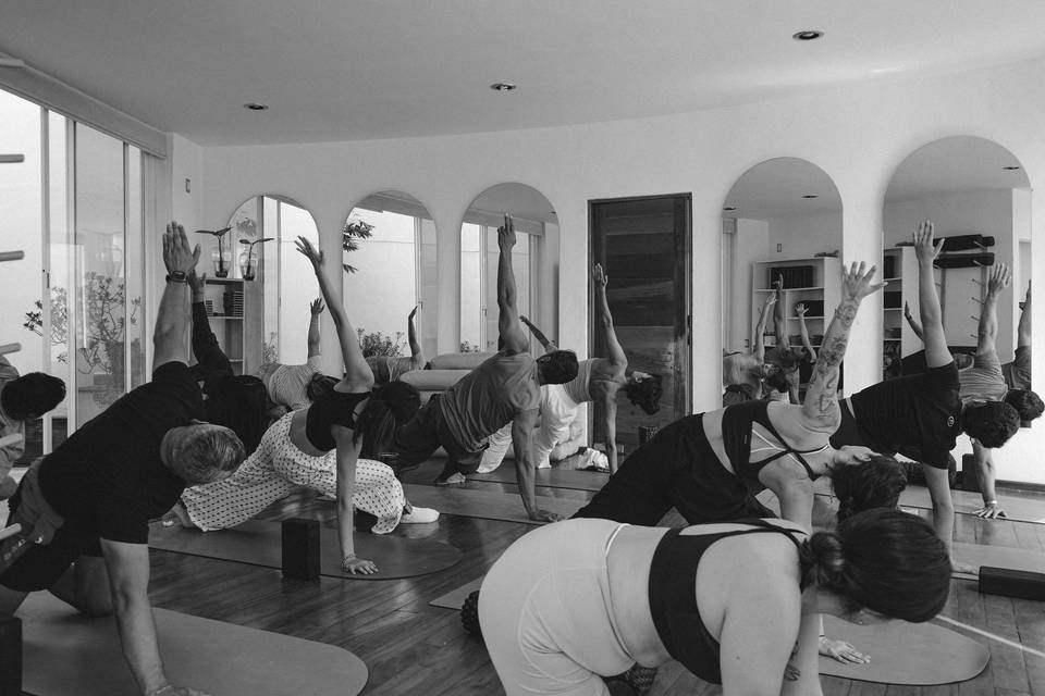 Sesión de yoga para huéspedes