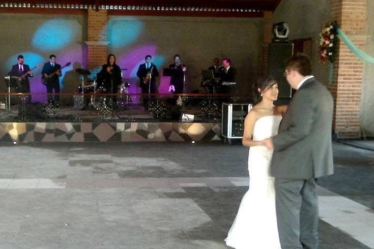 Los novios bailando