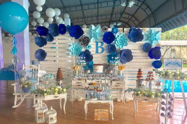 Candy bar con palets y flores